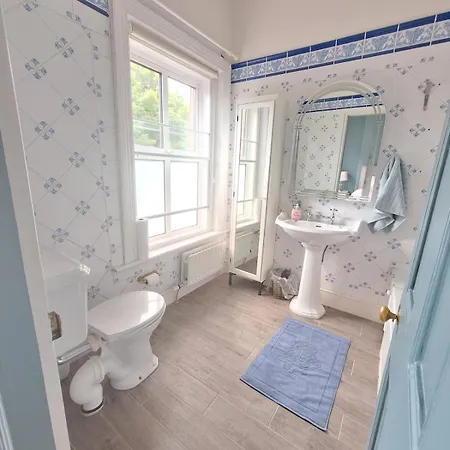 Elegant Seaside 3 Bedroom Apartmán