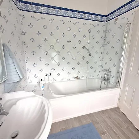 Elegant Seaside 3 Bedroom * Blackrock (Dublin)