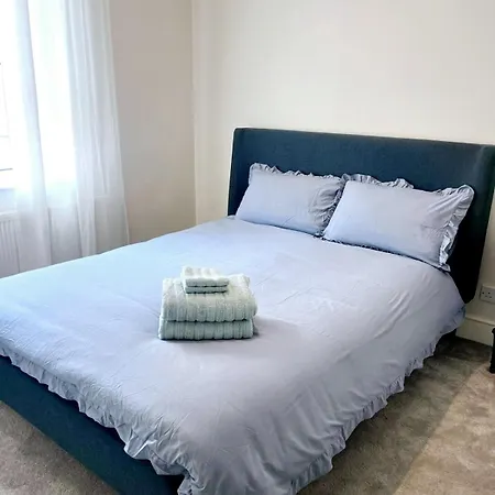 Elegant Seaside 3 Bedroom Apartmán